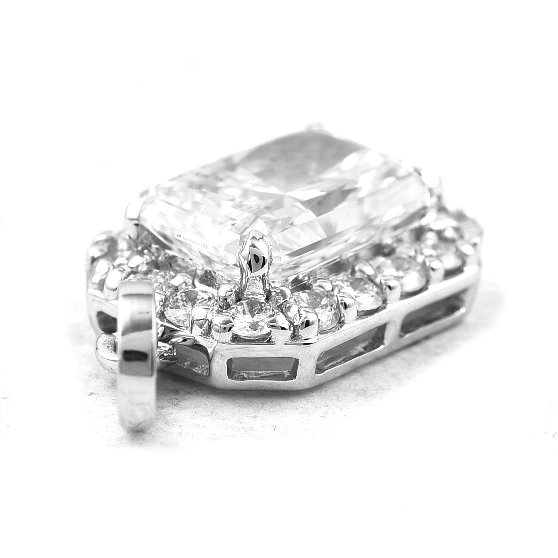 Elegantiškas pakabukas balto aukso 2.37 ct stačiakampio formos | Laboratorinis Deimantas